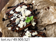 Chocolate brownie cake, dessert with nuts on dark background, directly above, flat lay. Стоковое фото, агентство Ingram Publishing / Фотобанк Лори