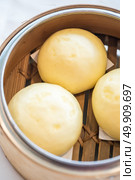 Chinese dim sum yolk lava Bun - Steamed Chinese groumet cuisine. Стоковое фото, агентство Ingram Publishing / Фотобанк Лори
