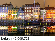 Copenhagen Nyhavn, New port of Copenhagen, at night in Denmark. Стоковое фото, агентство Ingram Publishing / Фотобанк Лори