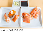 Sushi an sashimi in white dish. Стоковое фото, агентство Ingram Publishing / Фотобанк Лори