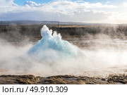strokkur geysir hot spring Eruption in golden circle  Iceland. Стоковое фото, агентство Ingram Publishing / Фотобанк Лори