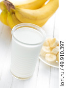 Yogurt with fresh bananas on white wooden background closeup, healthy breakfast. Стоковое фото, агентство Ingram Publishing / Фотобанк Лори