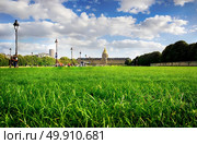 Lawn with green grass near Les Invalides in Paris, France. Стоковое фото, агентство Ingram Publishing / Фотобанк Лори