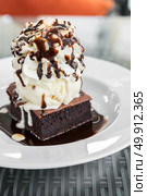 Chocolate Brownie with Ice cream and fudge. Стоковое фото, агентство Ingram Publishing / Фотобанк Лори