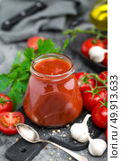 Tomato paste and fresh tomatoes, tomatos puree. Стоковое фото, агентство Ingram Publishing / Фотобанк Лори