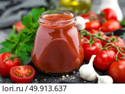 Tomato paste and fresh tomatoes, tomatos puree. Стоковое фото, агентство Ingram Publishing / Фотобанк Лори