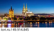 Cologne Cathedral along river rhine Germany. Стоковое фото, агентство Ingram Publishing / Фотобанк Лори