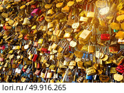 Locks of love on the bridge in Paris, France. Стоковое фото, агентство Ingram Publishing / Фотобанк Лори
