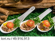 Vareity of canape on spoon. Стоковое фото, агентство Ingram Publishing / Фотобанк Лори