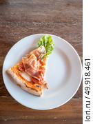 piece of pizza parma ham and rocket salad. Стоковое фото, агентство Ingram Publishing / Фотобанк Лори