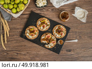 Canape or crostini with multigrain  crispread with cream cheese and fig jam on a slate board. Delicious appetizer ideal as an aperitif. Стоковое фото, агентство Ingram Publishing / Фотобанк Лори