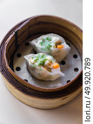 Chinese dim sum in wooden basket. Стоковое фото, агентство Ingram Publishing / Фотобанк Лори