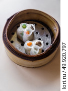 Chinese dim sum in wooden basket. Стоковое фото, агентство Ingram Publishing / Фотобанк Лори