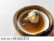 Chinese dim sum in wooden basket. Стоковое фото, агентство Ingram Publishing / Фотобанк Лори