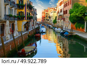 Boats in narrow venetian water canal, Italy. Стоковое фото, агентство Ingram Publishing / Фотобанк Лори