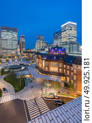 Landscape of Tokyo Station at dusk with building skyline. Стоковое фото, агентство Ingram Publishing / Фотобанк Лори
