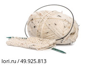 Beige knitting wool or yarn with knitting needles. Стоковое фото, агентство Ingram Publishing / Фотобанк Лори