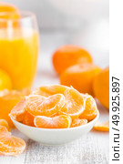 Fresh peeled mandarins, tangerines. Стоковое фото, агентство Ingram Publishing / Фотобанк Лори