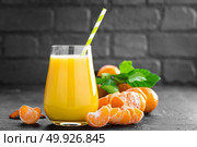 Tangerines, peeled tangerines and tangerine juice in glass. Mandarine juice and fresh fruits with leaves. Стоковое фото, агентство Ingram Publishing / Фотобанк Лори