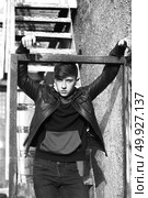 stylish young brunet in leather jacket. Стоковое фото, агентство Ingram Publishing / Фотобанк Лори