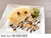 Crape with green tea ice cream with chocolate sauce. Стоковое фото, агентство Ingram Publishing / Фотобанк Лори