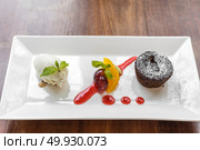 Chocolate fondant lava cake with Icecream and fresh fruit. Стоковое фото, агентство Ingram Publishing / Фотобанк Лори