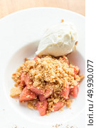 apple crumble with Icecream and cinnamon powder. Стоковое фото, агентство Ingram Publishing / Фотобанк Лори