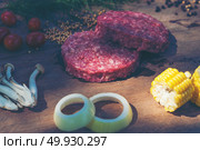 Home HandMade Raw Minced Beef steak burgers on wooden board. Стоковое фото, агентство Ingram Publishing / Фотобанк Лори