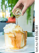 Honey Toast with maple syrup. Стоковое фото, агентство Ingram Publishing / Фотобанк Лори