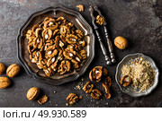 Walnut kernels and whole walnuts on rustic old wooden table. Стоковое фото, агентство Ingram Publishing / Фотобанк Лори