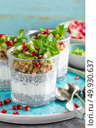 Layered chia pudding parfait with kiwi fruit, pomegranate, granola and yogurt, healthy breakfast. Стоковое фото, агентство Ingram Publishing / Фотобанк Лори