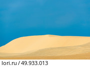 White sand dunes with blue skies, Mui Ne, Vietnam. Стоковое фото, агентство Ingram Publishing / Фотобанк Лори