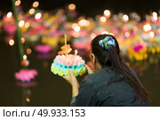 NAKHONNAYOK THAILAND - NOVEMBER 25 : Loy Krathong festival. Unidentified women dressed in traditional candle lighting ceremony to worship. on November 25, 2015 in Nakhonnayok, Thailand. Редакционное фото, агентство Ingram Publishing / Фотобанк Лори
