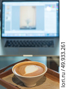 coffee latte art with laptop. Стоковое фото, агентство Ingram Publishing / Фотобанк Лори
