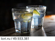 two alcoholic gin and tonic in the bar. Cocktail. drink. Стоковое фото, агентство Ingram Publishing / Фотобанк Лори
