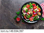 Salad with fresh and grilled vegetables and mushrooms. Vegetable salad with grilled champignons. Vegetable salad on plate. Healthy vegetarian food. Стоковое фото, агентство Ingram Publishing / Фотобанк Лори
