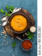 Hummus. Fresh homemade hummus with paprika, salt, garlic, tahini, lemon juice and olive oil. Chickpea hummus in bowl. Traditional lebanese cuisine. Healthy vegetarian appetizer. Стоковое фото, агентство Ingram Publishing / Фотобанк Лори