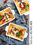 Cheesecake with fresh berries. Cheesecake with blueberry and red currant. Стоковое фото, агентство Ingram Publishing / Фотобанк Лори