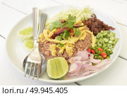 Thai Food Combo Fried Rice With BBQ pork and Salad. Стоковое фото, агентство Ingram Publishing / Фотобанк Лори