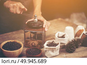 Vintage coffee grinder and beans on wooden background. Стоковое фото, агентство Ingram Publishing / Фотобанк Лори