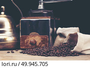 Vintage coffee grinder and beans on wooden background. Стоковое фото, агентство Ingram Publishing / Фотобанк Лори