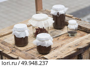 Chocolate dessert panna cotta in glass jars on wooden background. Стоковое фото, агентство Ingram Publishing / Фотобанк Лори