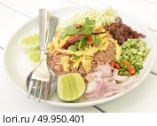 Thai Food Combo Fried Rice With BBQ pork and Salad. Стоковое фото, агентство Ingram Publishing / Фотобанк Лори