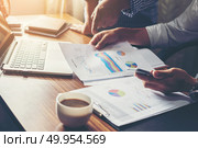 Financial,accounting,investment advisor consulting with her team at office.. Financial,accounting,investment advisor consulting with her team. Стоковое фото, агентство Ingram Publishing / Фотобанк Лори
