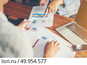 Financial,accounting,investment advisor consulting with her team at office.. Financial,accounting,investment advisor consulting with her team. Стоковое фото, агентство Ingram Publishing / Фотобанк Лори