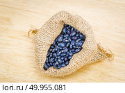 Beans in sack. Стоковое фото, агентство Ingram Publishing / Фотобанк Лори