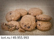 Stacked chocolate chip cookies on brown napkin. Стоковое фото, агентство Ingram Publishing / Фотобанк Лори