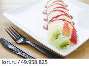 Crepes With Berries and kiwi. Crepe with Strawberry, Raspberry, Blueberry and Chocolate topping. Pancake. Crepes With Berries and kiwi. Crepe with Strawberry, Raspberry, . Стоковое фото, агентство Ingram Publishing / Фотобанк Лори
