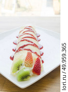 Crepes With Berries and kiwi. Crepe with Strawberry, Raspberry, Blueberry and Chocolate topping. Pancake. Crepes With Berries and kiwi. Crepe with Strawberry, Raspberry, . Стоковое фото, агентство Ingram Publishing / Фотобанк Лори