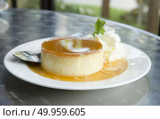 Pudim de Leite - Brazilian flan made with milk and condensed milk, topped with caramel sauce. Стоковое фото, агентство Ingram Publishing / Фотобанк Лори